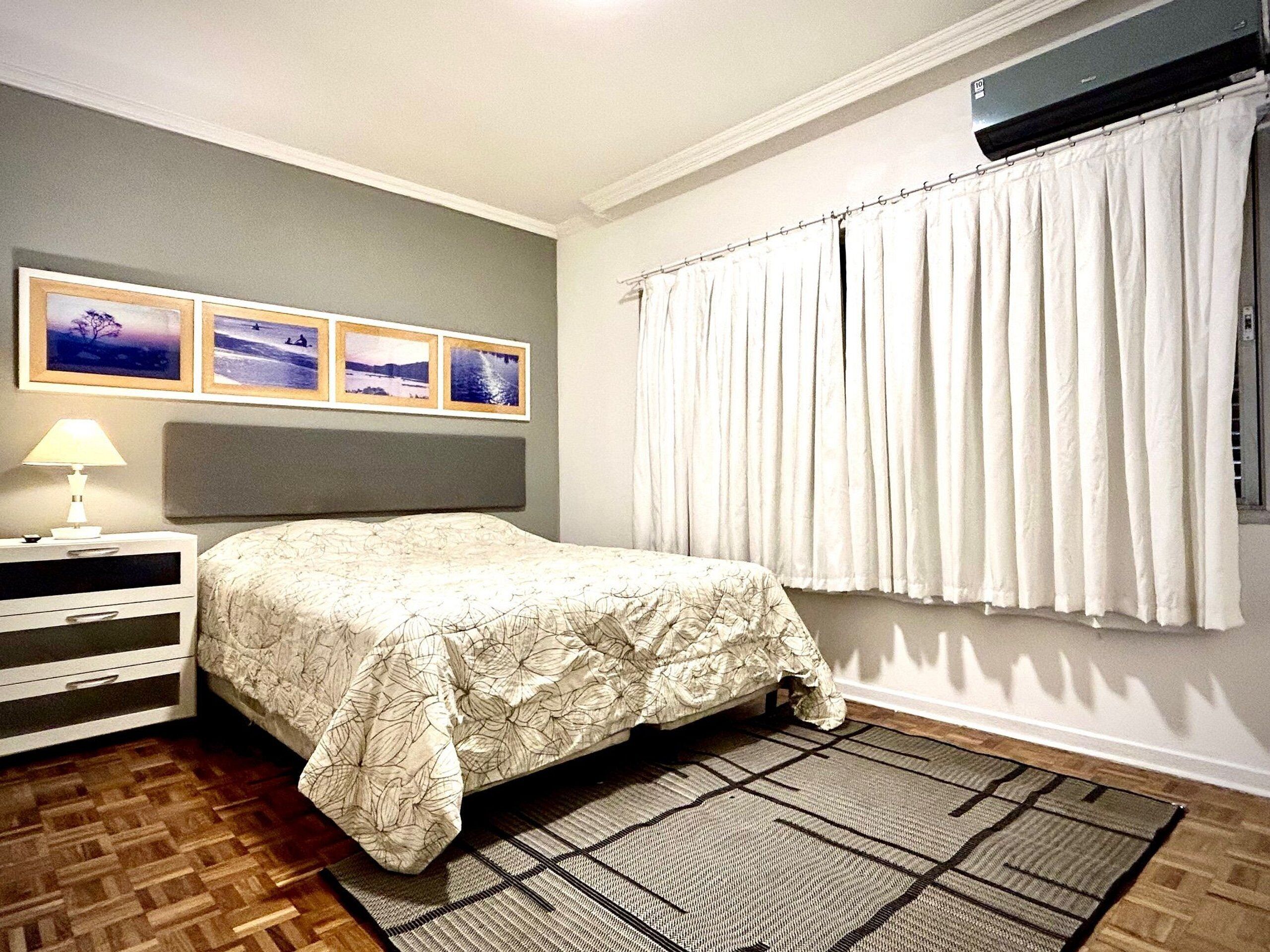 Espacio para trabajar con laptop y cortinas blackout 
