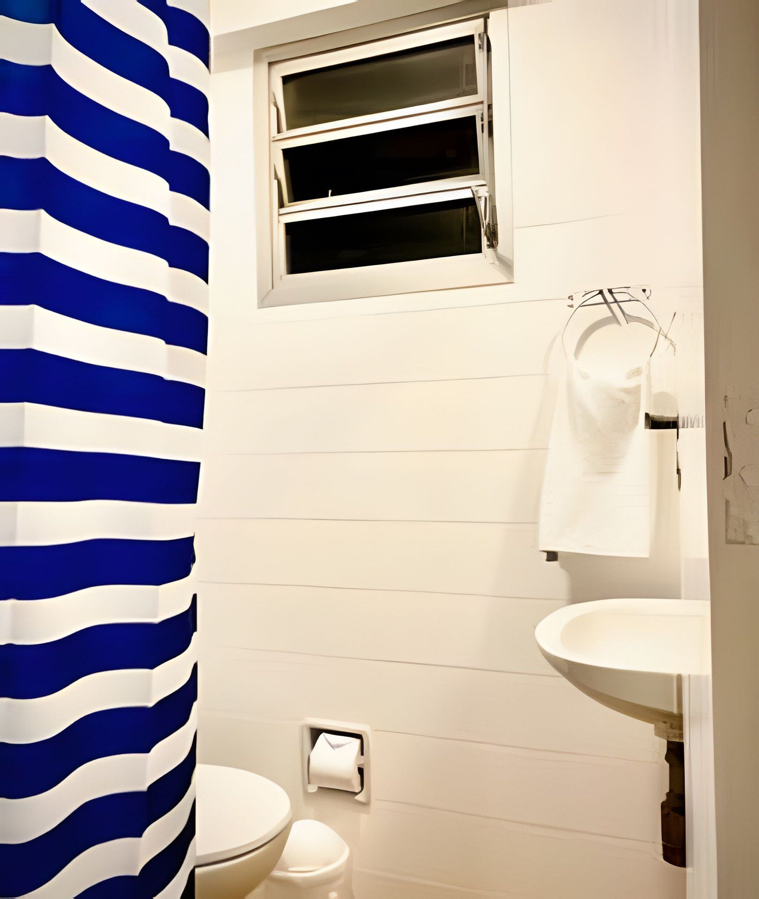 Apartamento standard | Banheiro | Chuveiro, secador de cabelo, toalhas de banho, papel higiênico