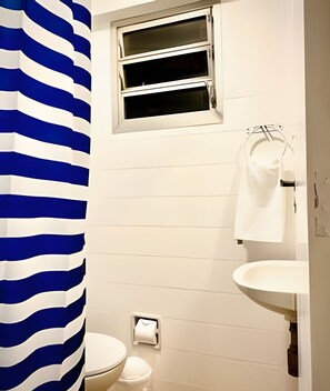 Apartamento estándar | Baño | Ducha, secador de pelo, toallas y papel higiénico