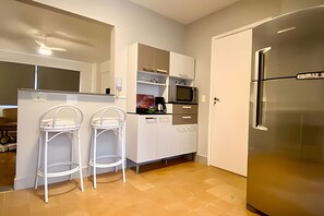 Appartement | Cuisine privée | Réfrigérateur, micro-ondes, batterie de cuisine, vaisselle et ustensiles