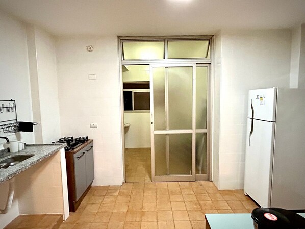 Appartement | Cuisine privée | Réfrigérateur, micro-ondes, batterie de cuisine, vaisselle et ustensiles