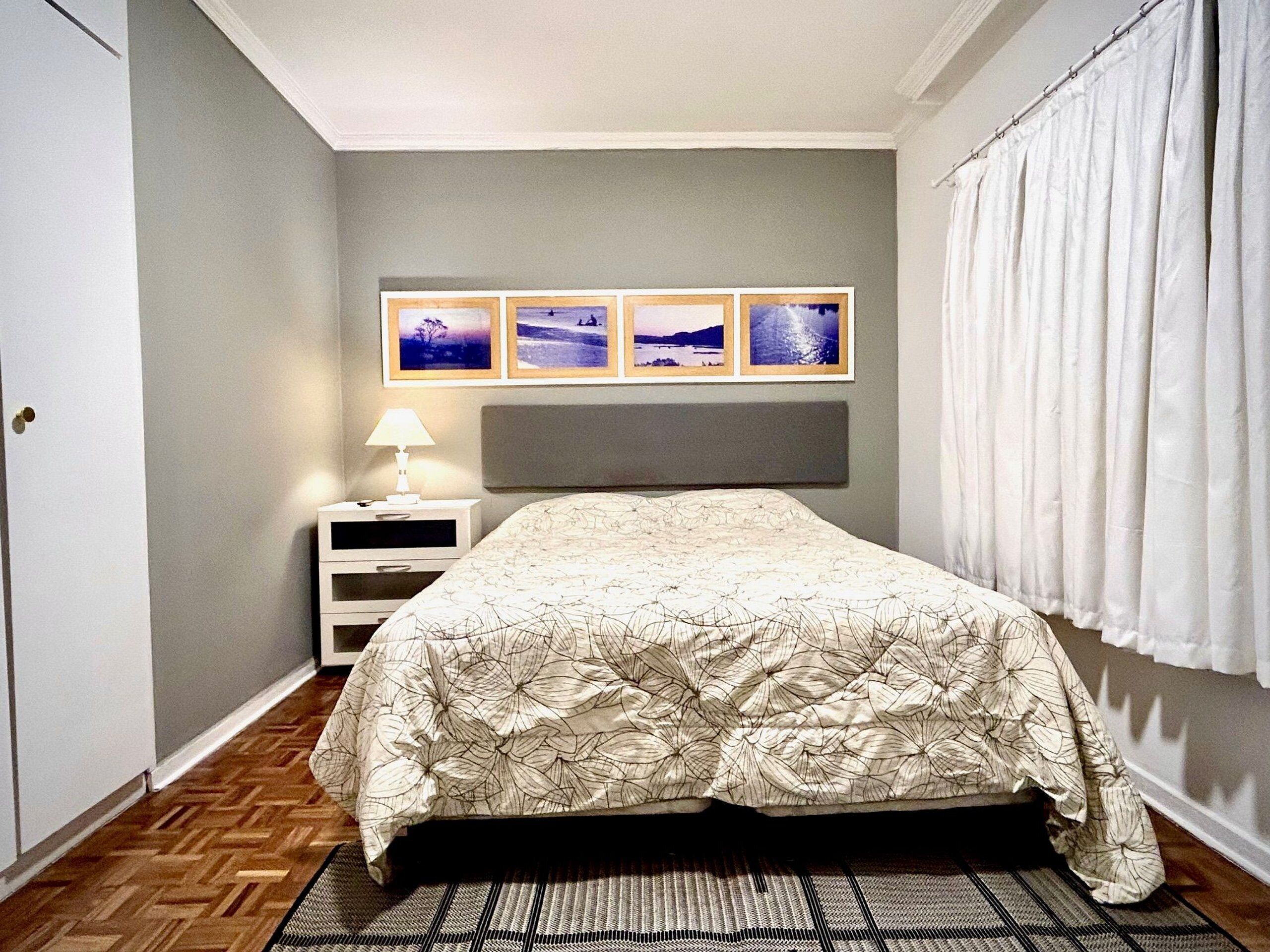 Lejlighed | Arbejdsområde til bærbare computere, mørklægningsgardiner