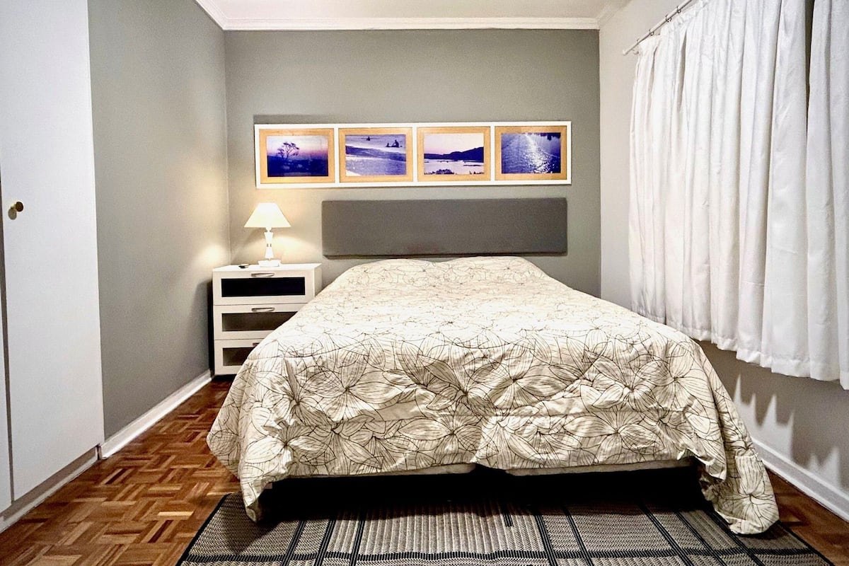 Lejlighed | Arbejdsområde til bærbare computere, mørklægningsgardiner