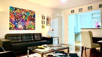 Leilighet | Skrivebord for bærbar PC, blendingsgardiner og strykejern/-brett