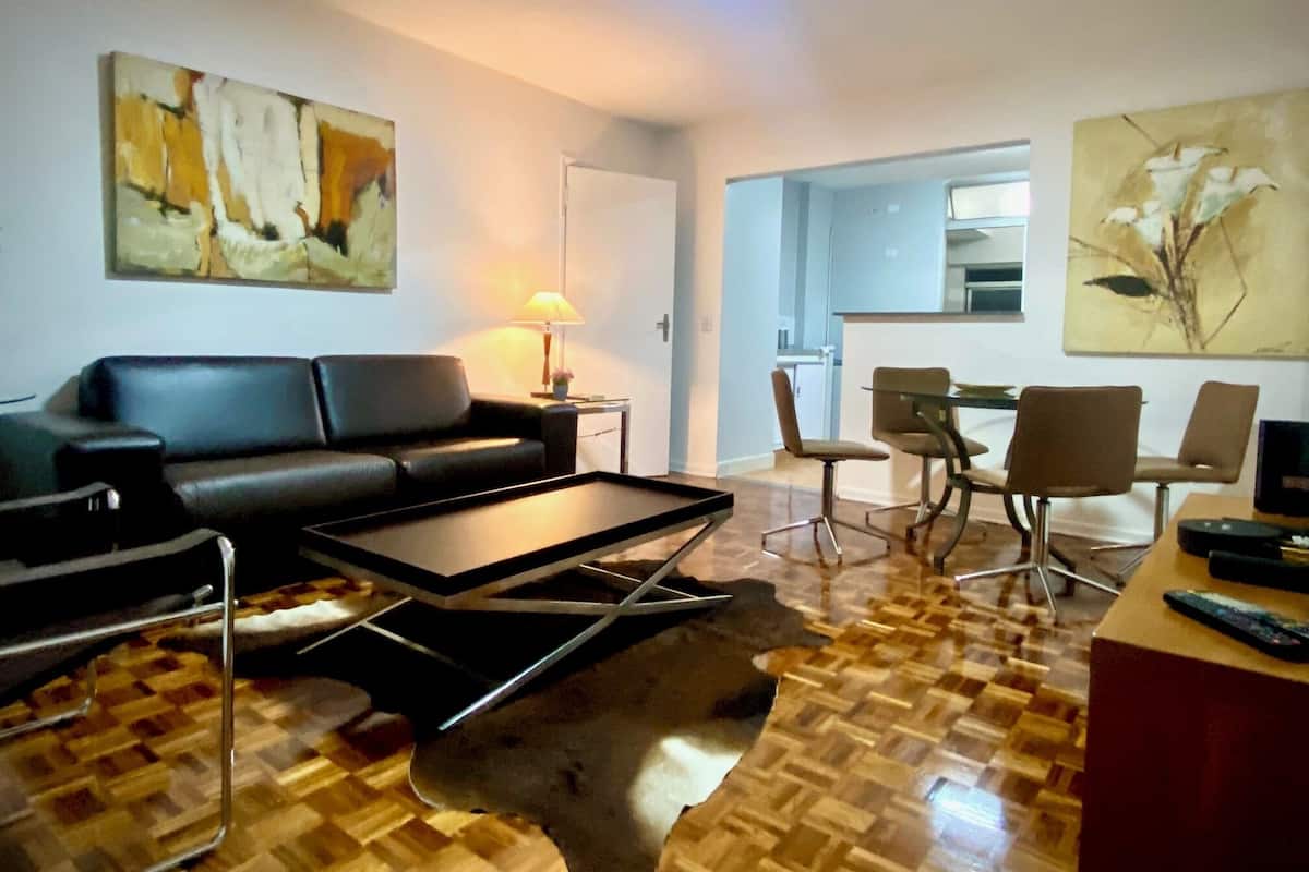 apartman | Laptophoz jól használható munkafelület és sötétítőfüggöny