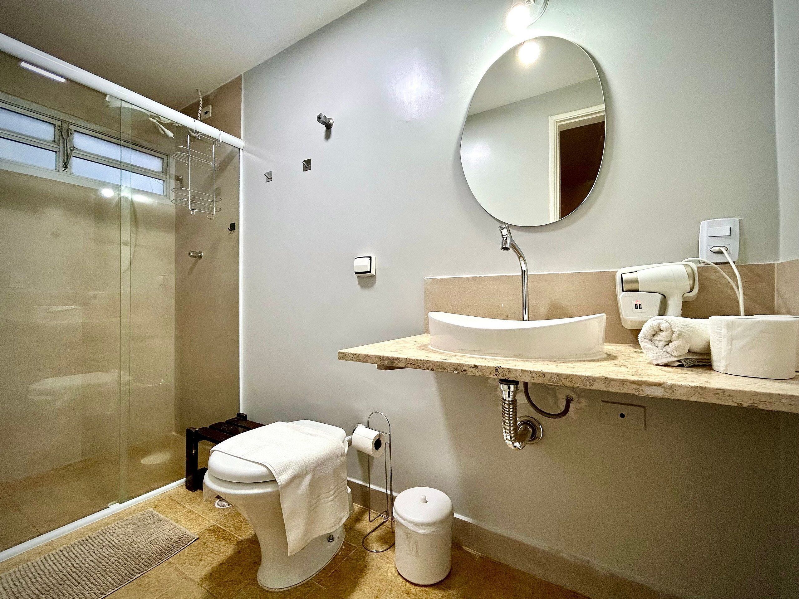 Apartamento | Banheiro | Chuveiro, secador de cabelo, toalhas de banho, papel higiênico