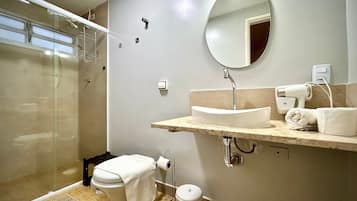 Apartamento | Banheiro | Chuveiro, secador de cabelo, toalhas de banho, papel higiênico