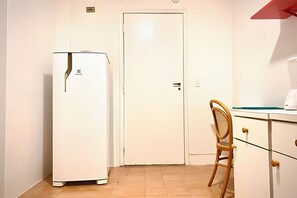 Appartement | Privékeuken | Een koelkast, een magnetron, een oven, een kookplaat