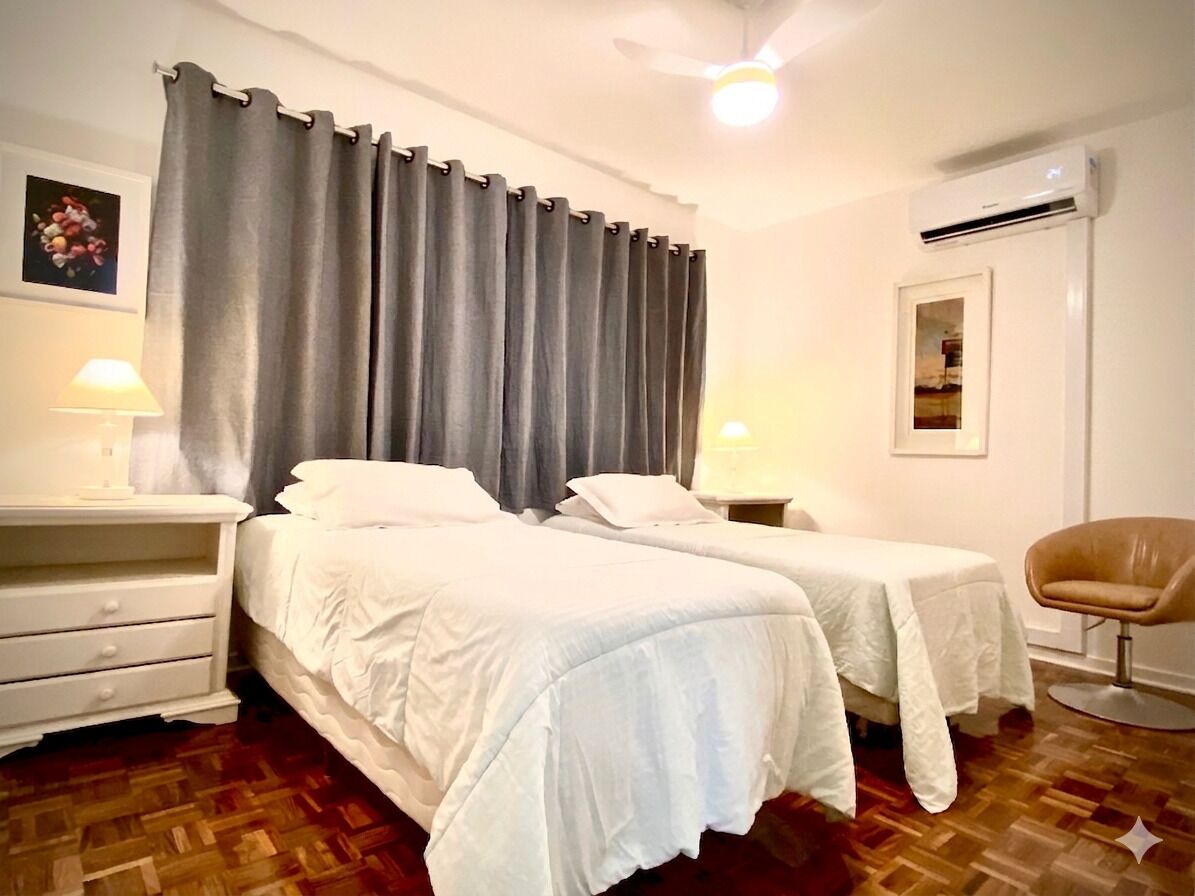 Espacio para trabajar con laptop y cortinas blackout 