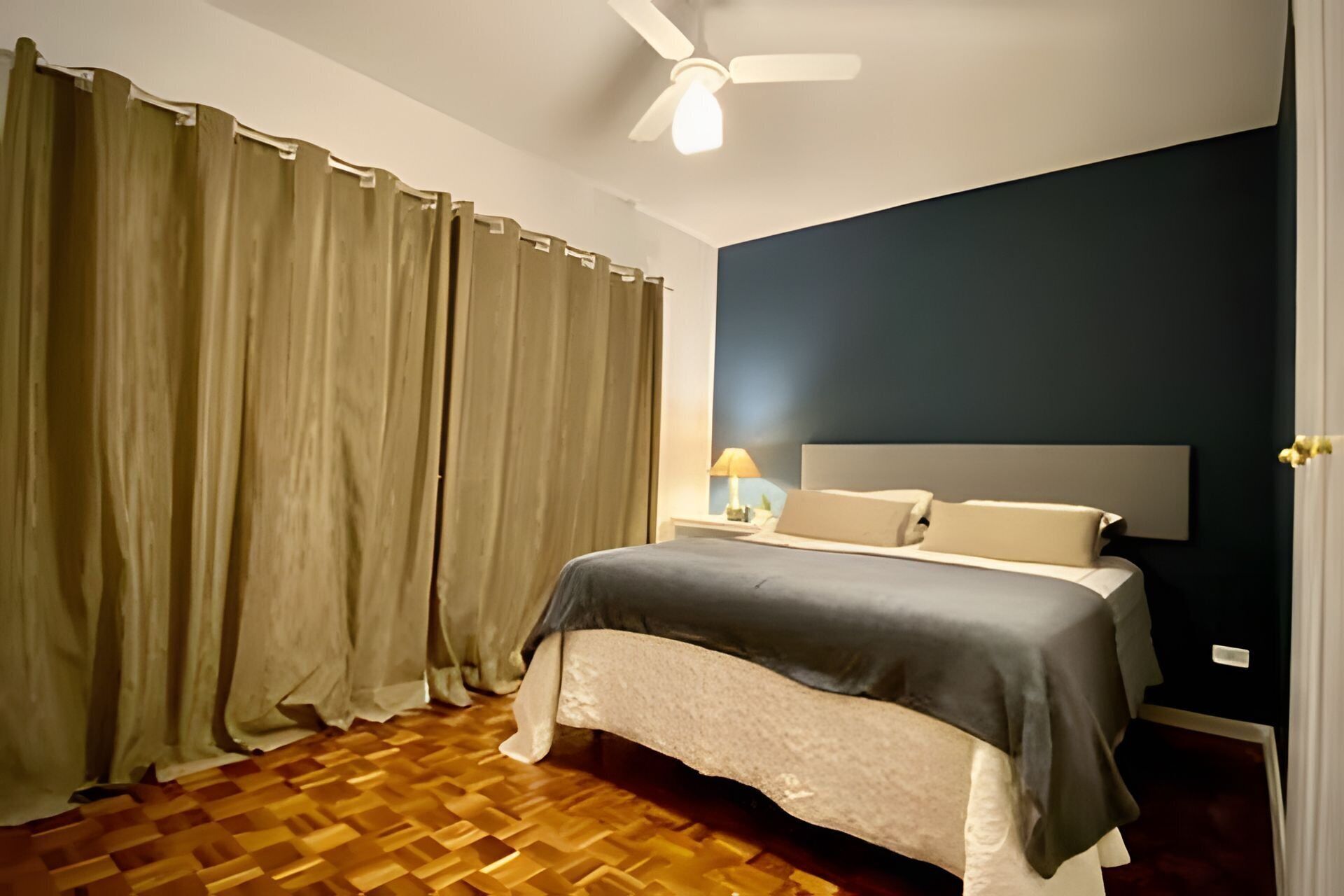 Apartamento | Espaço de trabalho para notebook, cortinas blackout