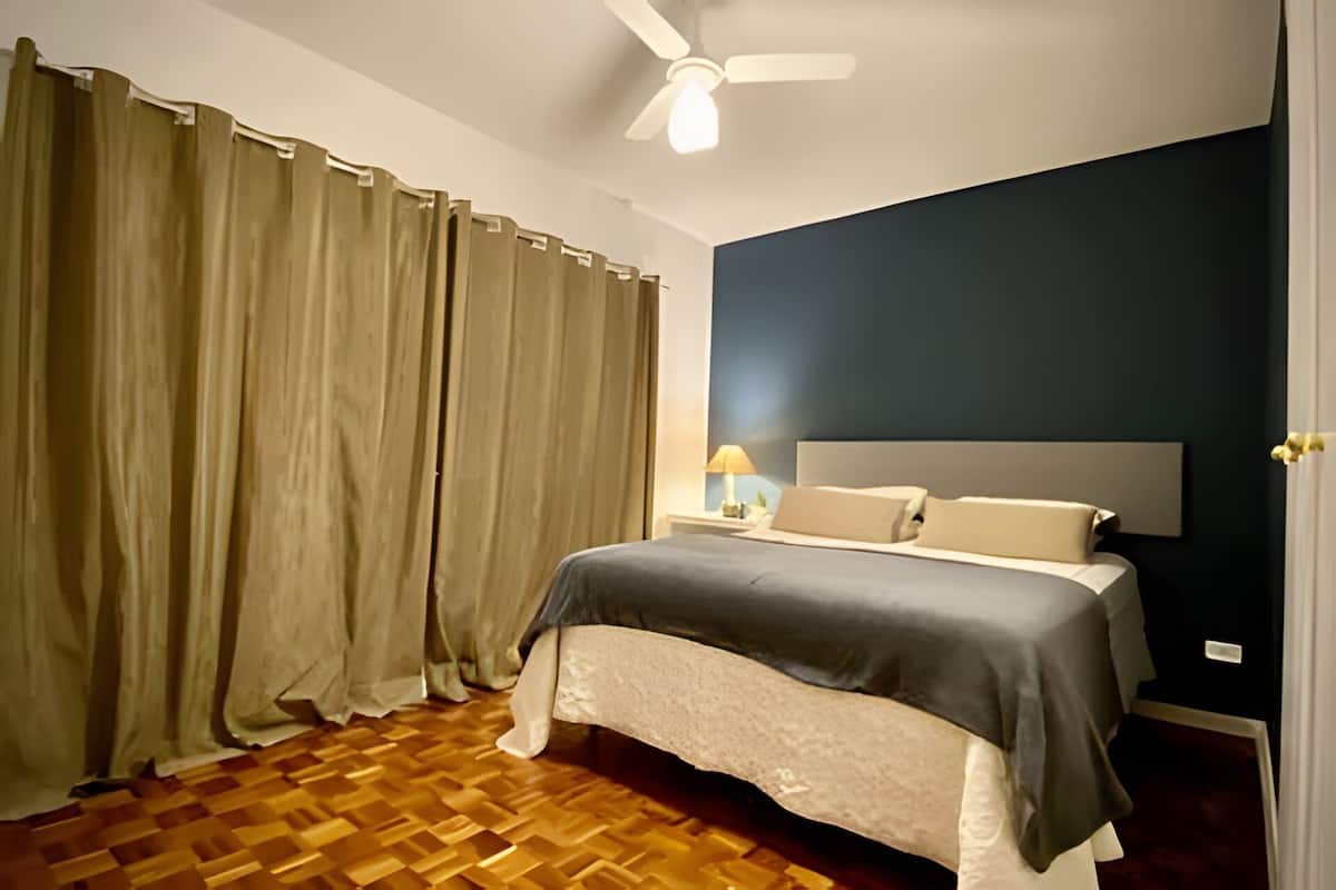 Apartamento | Espaço de trabalho para notebook, cortinas blackout