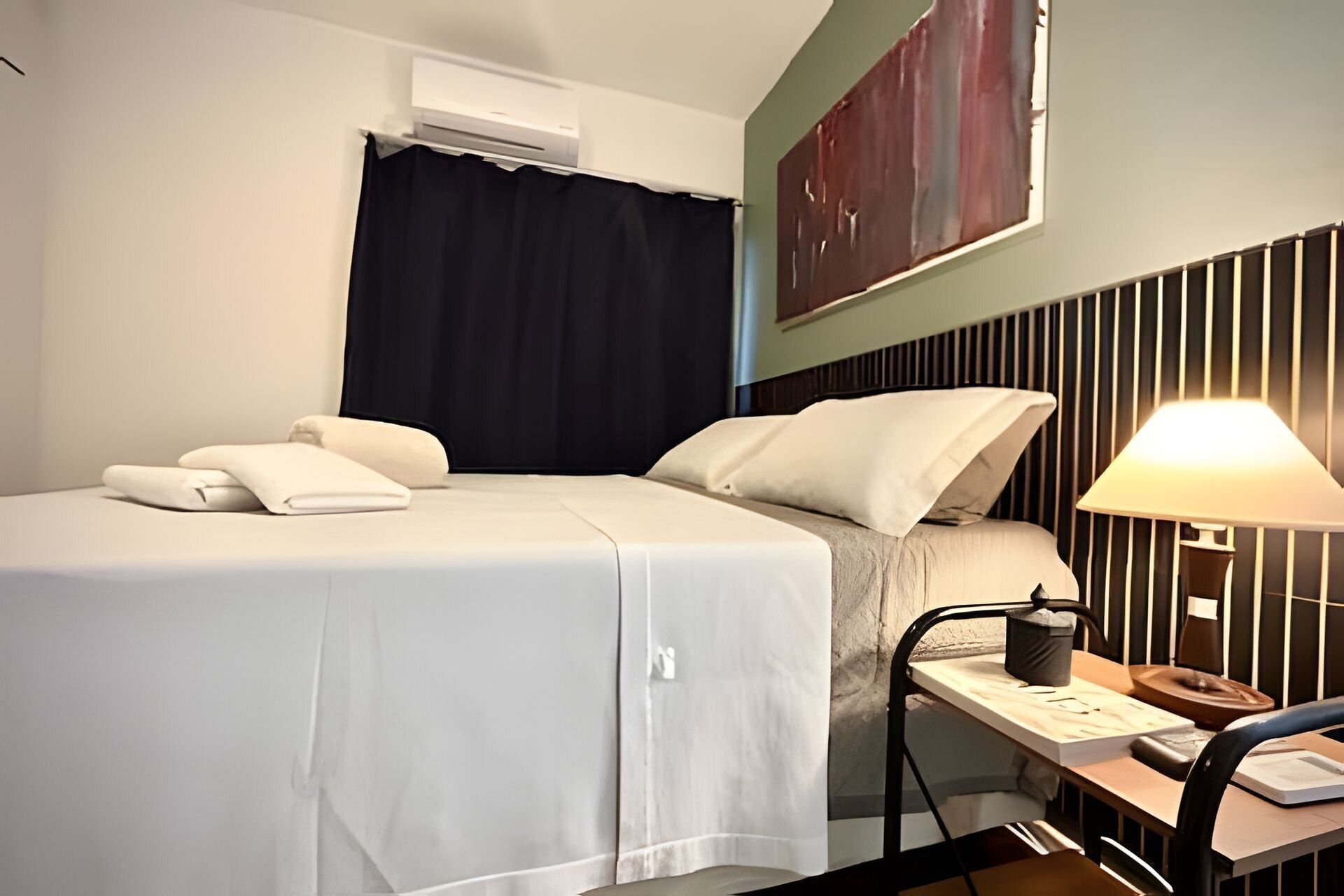 Apartamento | Espaço de trabalho para notebook, cortinas blackout