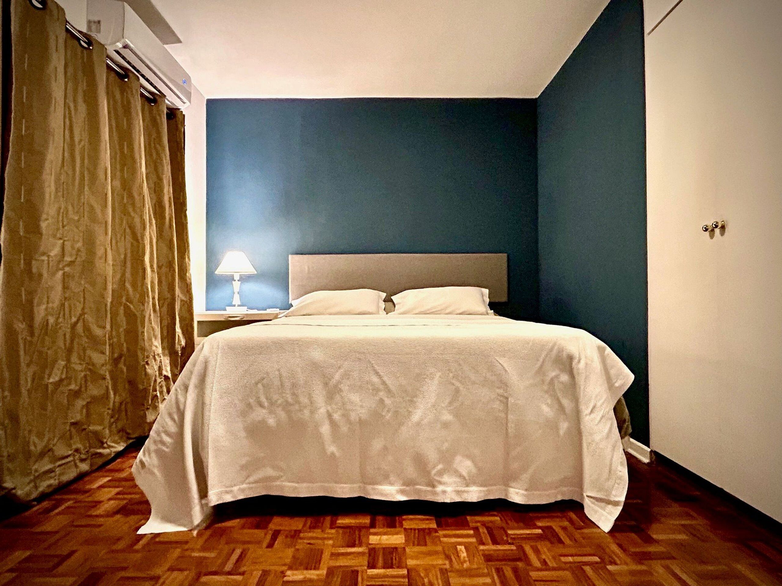 Espacio para trabajar con laptop y cortinas blackout 