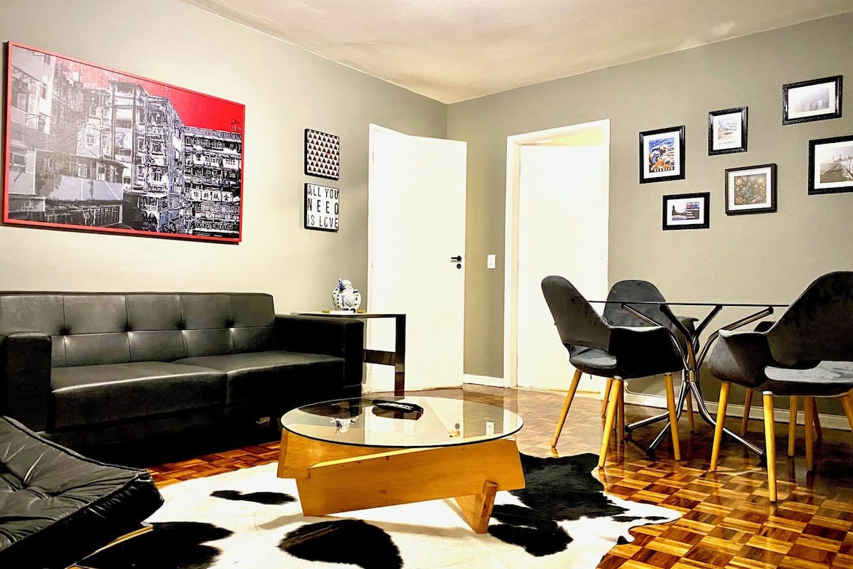 Standard apartman | Laptophoz jól használható munkafelület és sötétítőfüggöny