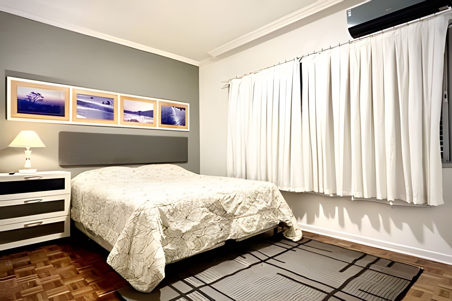 Apartamento | Espaço de trabalho para notebook, cortinas blackout