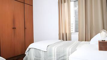 Apartamento | Espaço de trabalho para notebook, cortinas blackout