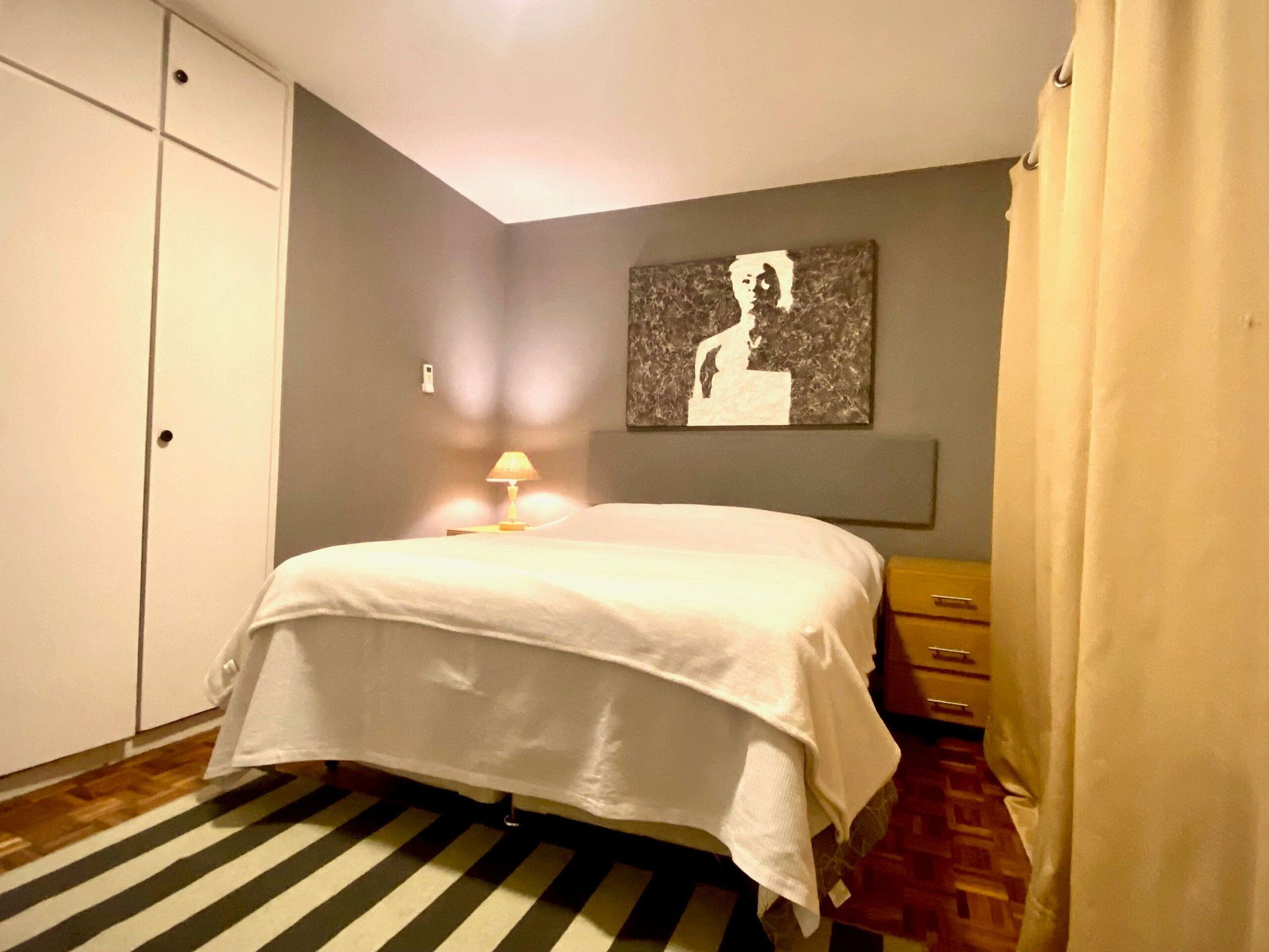 Lägenhet | Arbetsyta för laptop, mörkläggningsgardiner och strykjärn/strykbräda