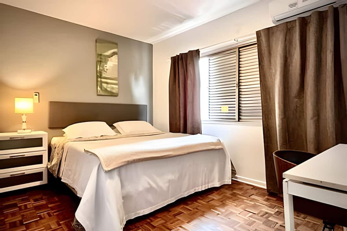 Apartamento | Espaço de trabalho para notebook, cortinas blackout