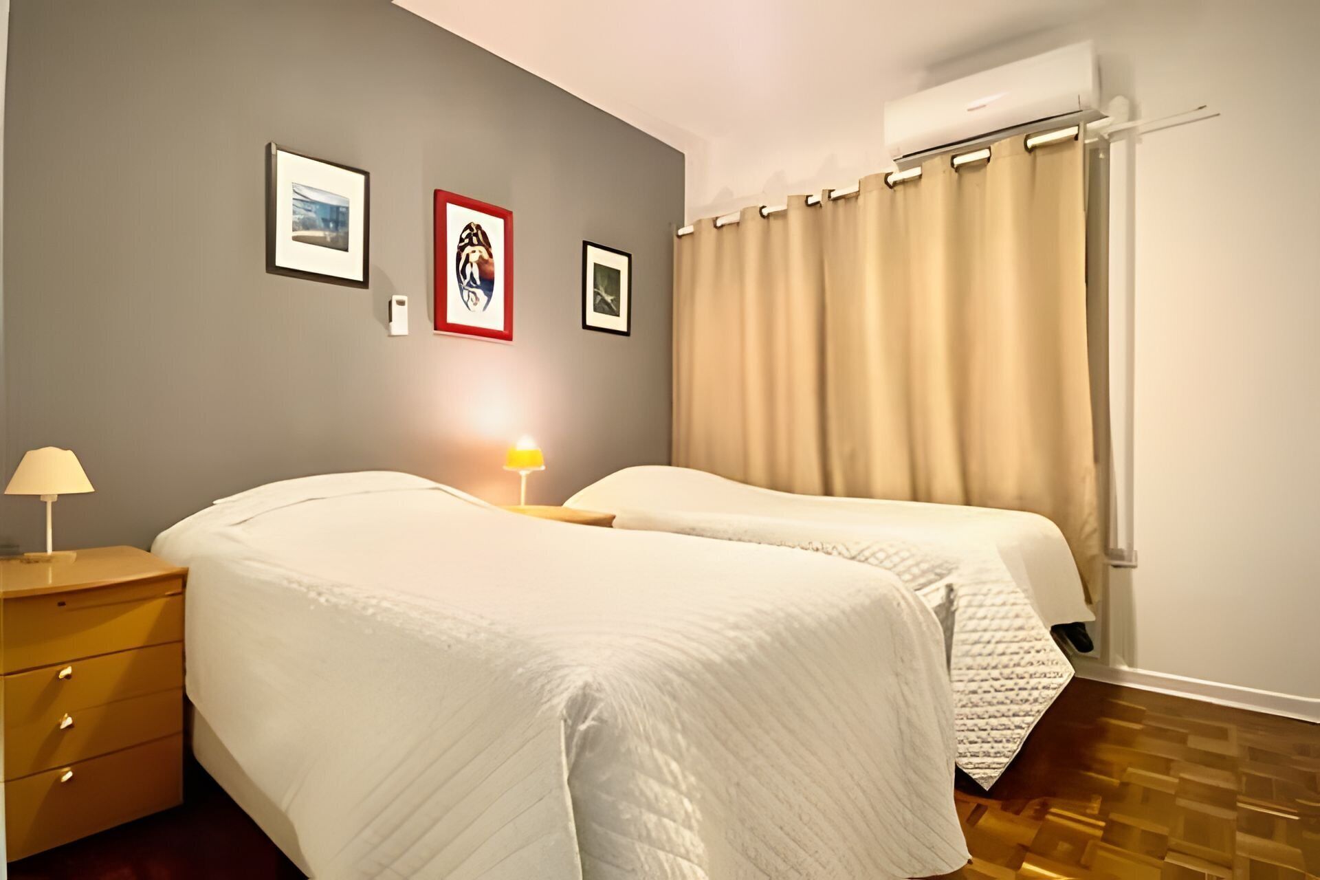 Apartamento | Espaço de trabalho para notebook, cortinas blackout