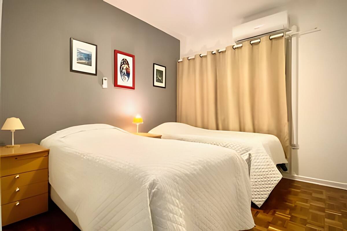 Apartamento | Espaço de trabalho para notebook, cortinas blackout