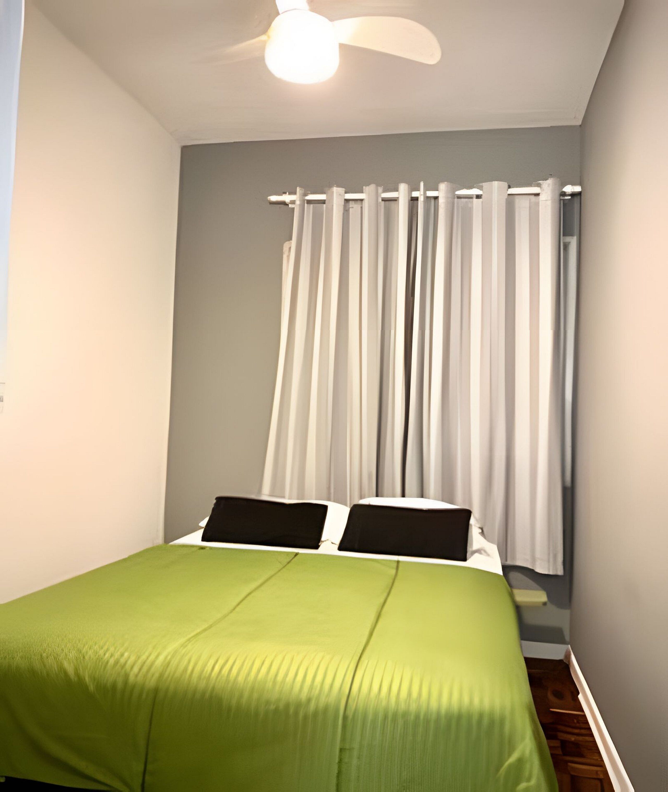 Lägenhet | Arbetsyta för laptop, mörkläggningsgardiner och strykjärn/strykbräda