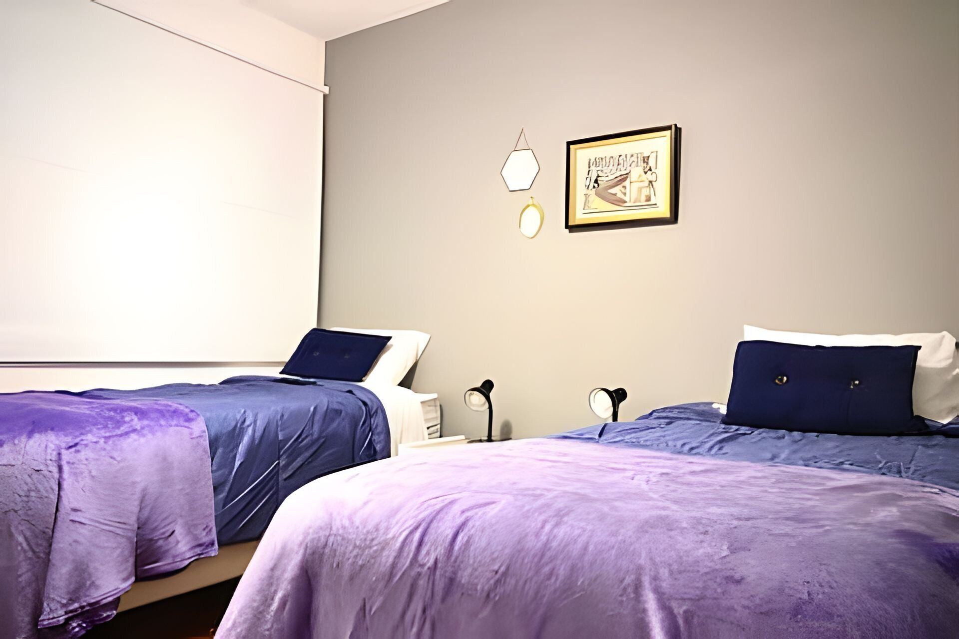 Apartamento | Espaço de trabalho para notebook, cortinas blackout