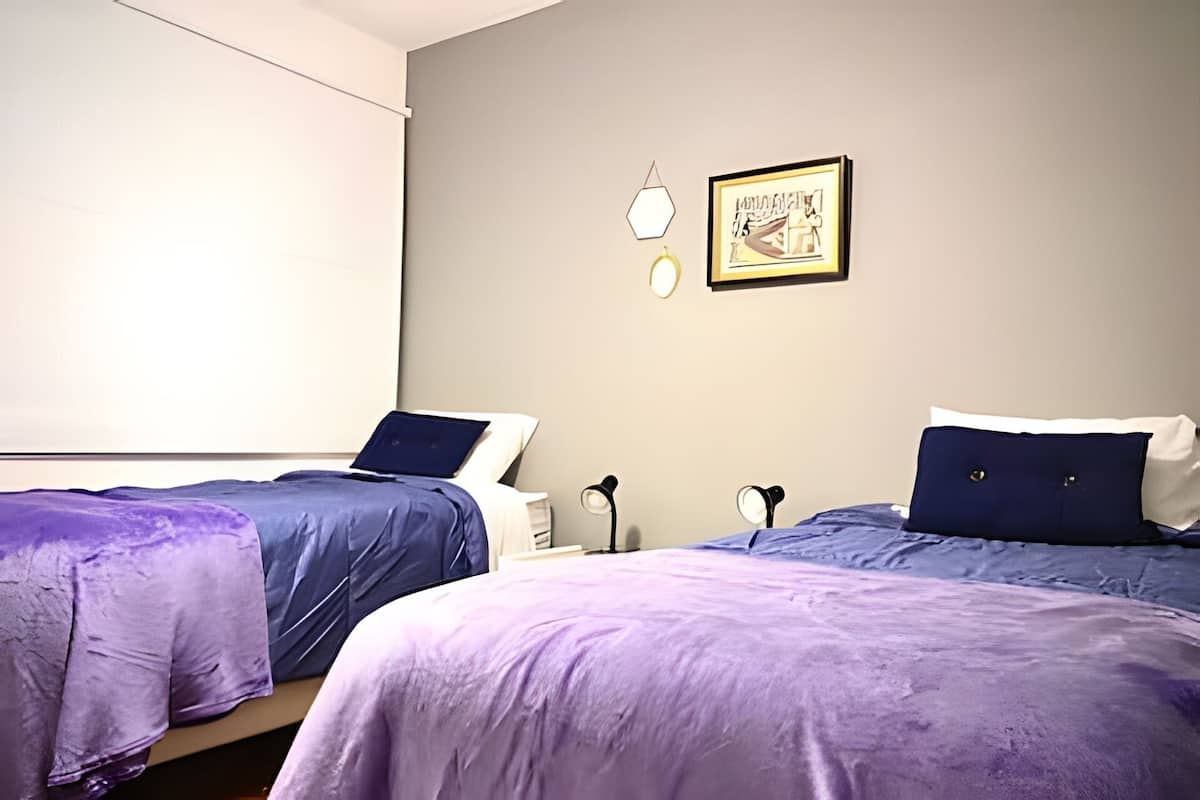 Apartamento | Espaço de trabalho para notebook, cortinas blackout