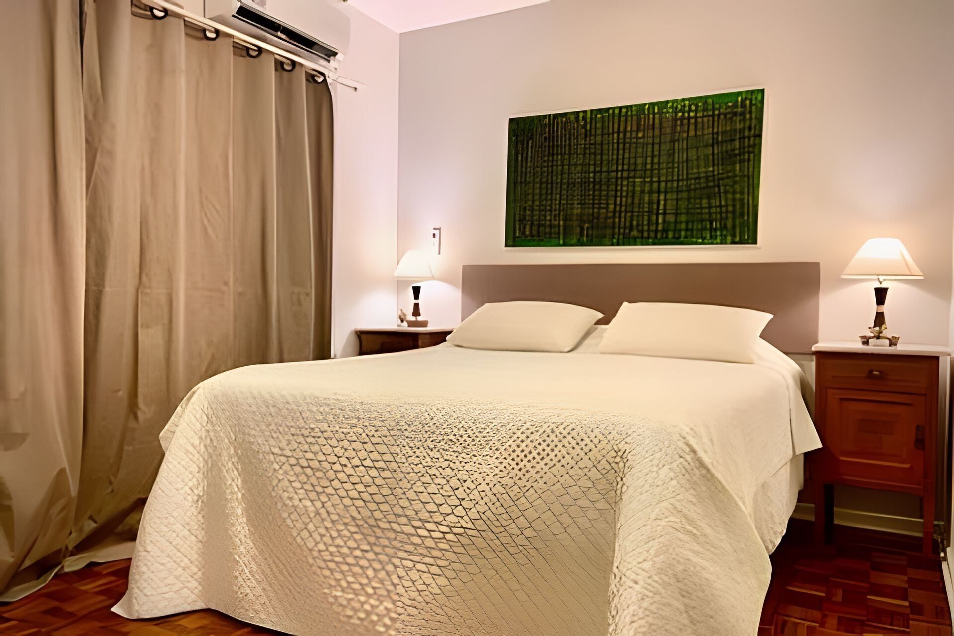 Espacio para trabajar con laptop y cortinas blackout 