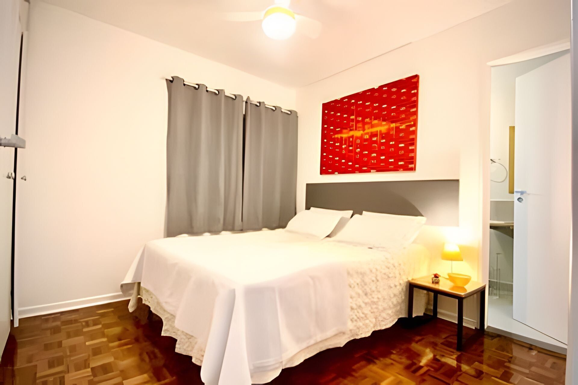 Espacio para trabajar con laptop y cortinas blackout 