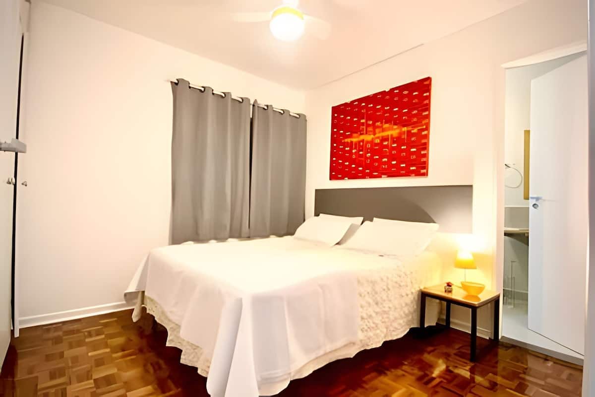 Espacio para trabajar con laptop y cortinas blackout