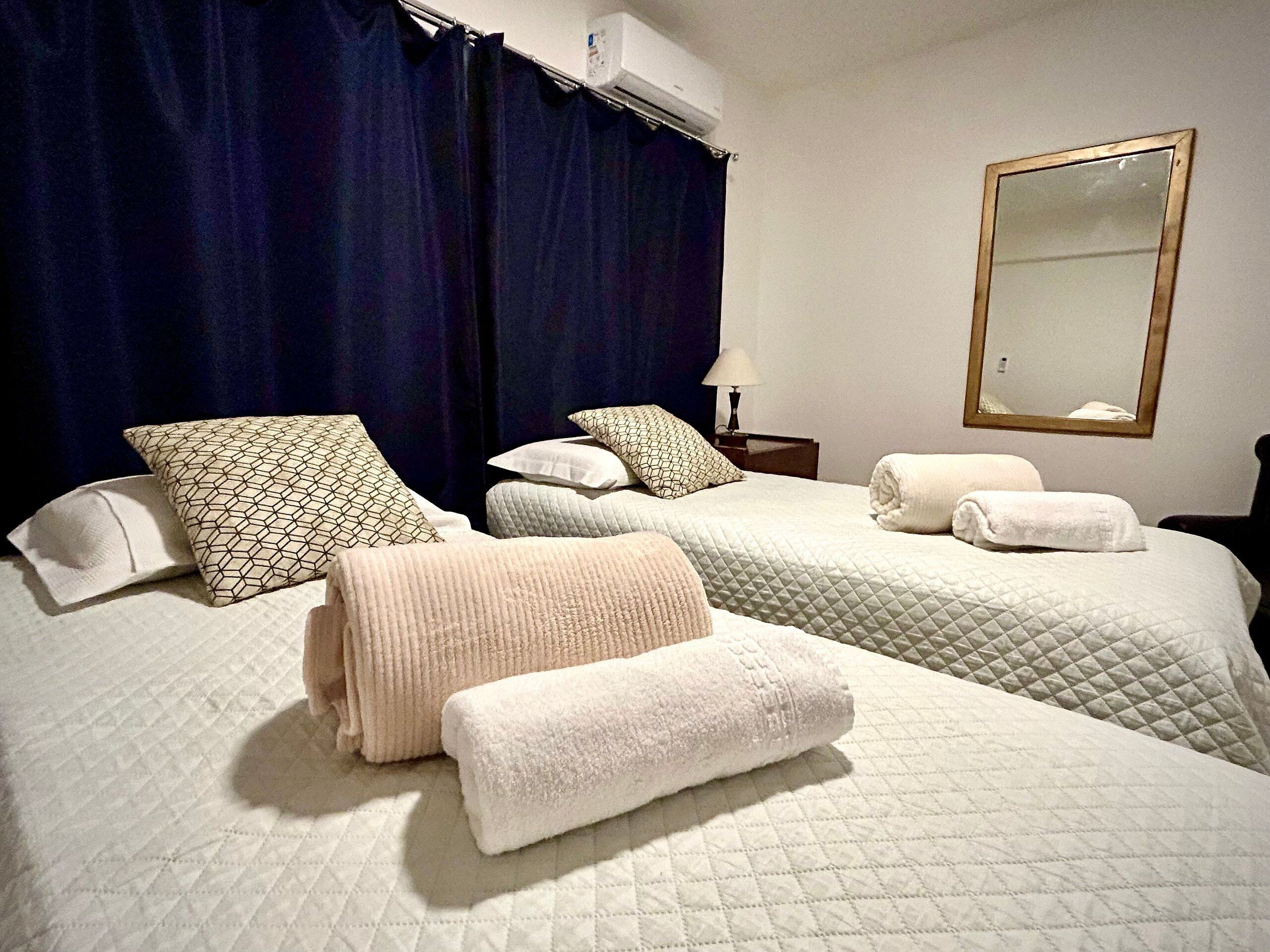 Apartamento | Espacio para trabajar con un portátil y cortinas opacas