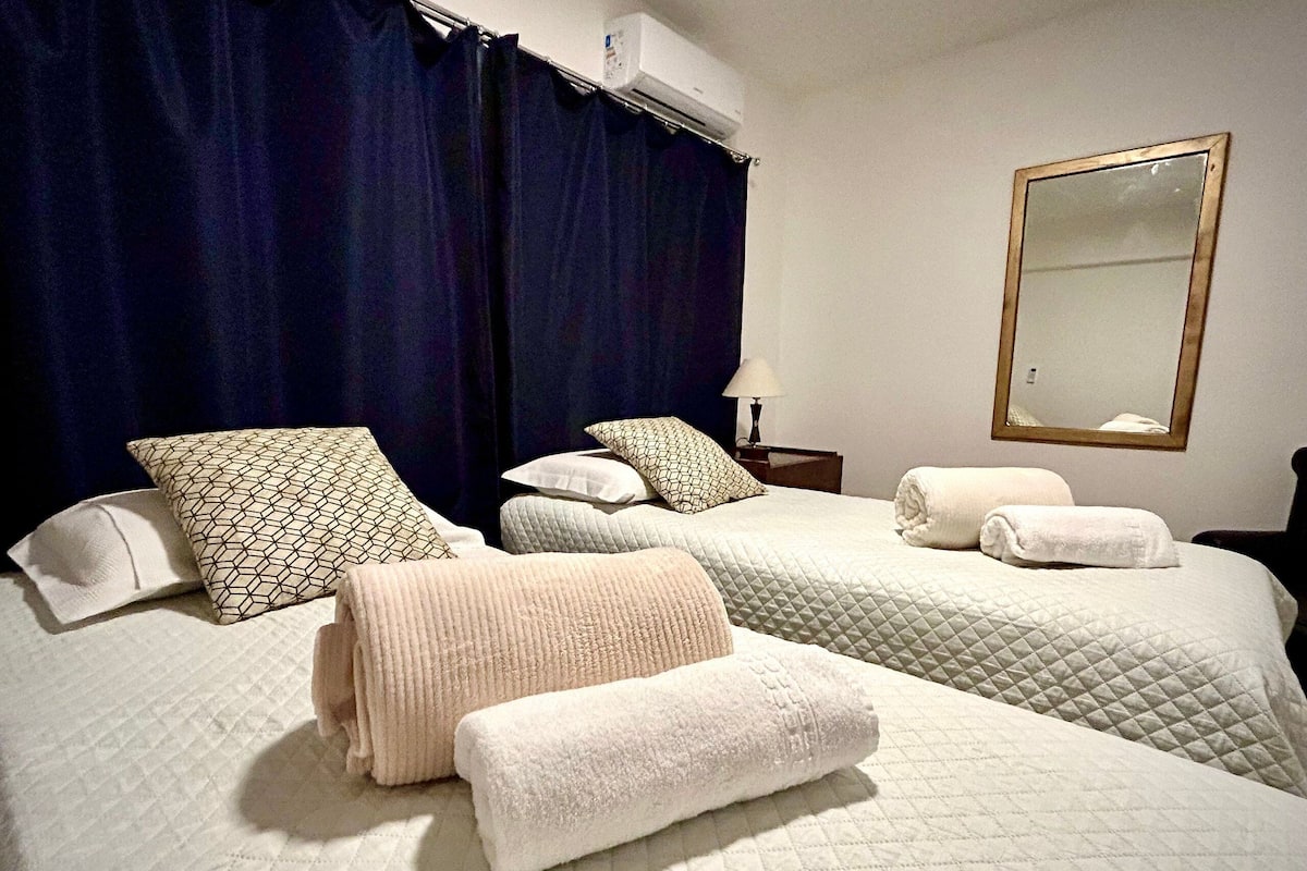 Apartamento | Espacio para trabajar con un portátil y cortinas opacas