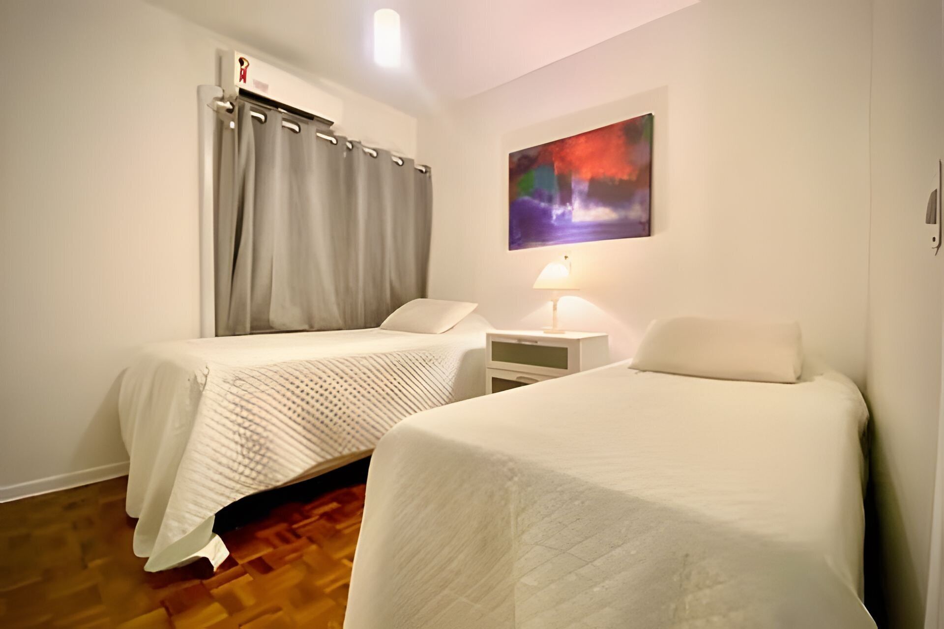 Apartamento | Espaço de trabalho para notebook, cortinas blackout