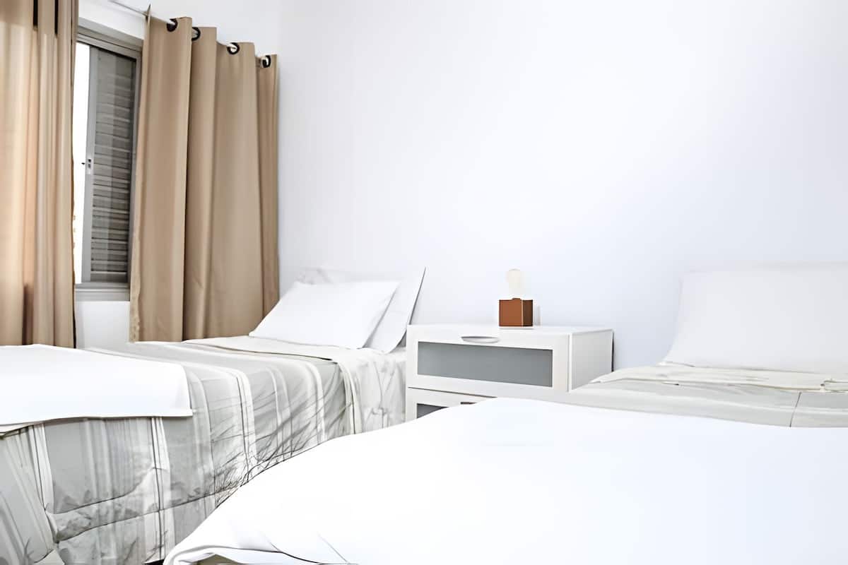 Apartamento | Espaço de trabalho para notebook, cortinas blackout