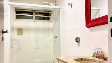 Apartamento | Banheiro | Chuveiro, secador de cabelo, toalhas de banho, papel higiênico