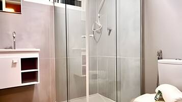 Comfort Apartment | Bathroom | Shower, hair dryer, towels, toilet paper