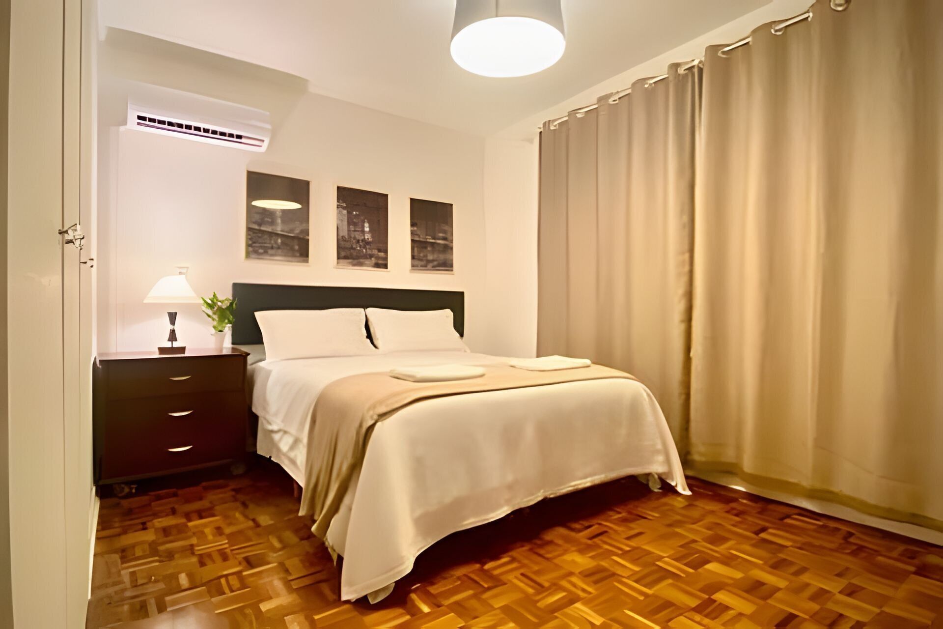 Appartement | Een laptopwerkplek, verduisterende gordijnen