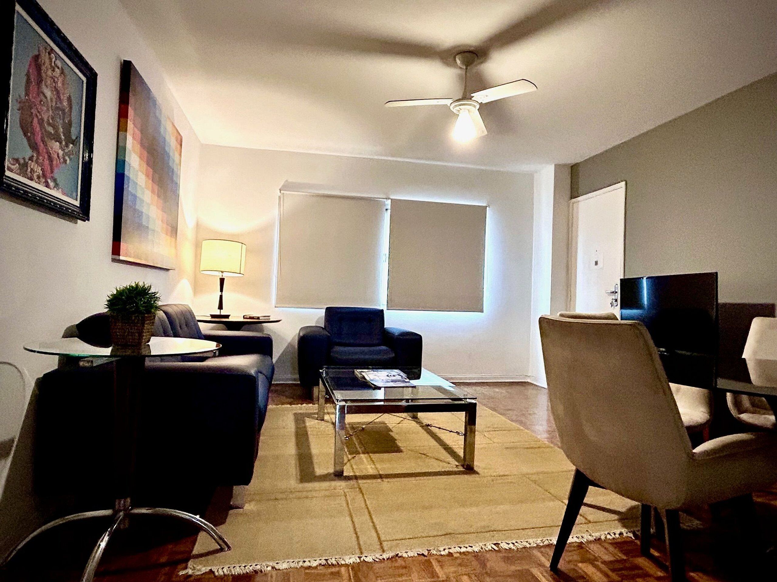 Appartement | Woonruimte | Een 32-inch flatscreentelevisie met kabelzenders en een televisie