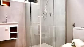 Apartemen Comfort | Kamar mandi | Shower, pengering rambut, handuk, dan tisu toilet
