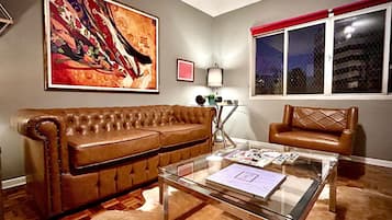 Apartamento | Área de estar | TV de tela plana 32 polegadas com canais a cabo, TV