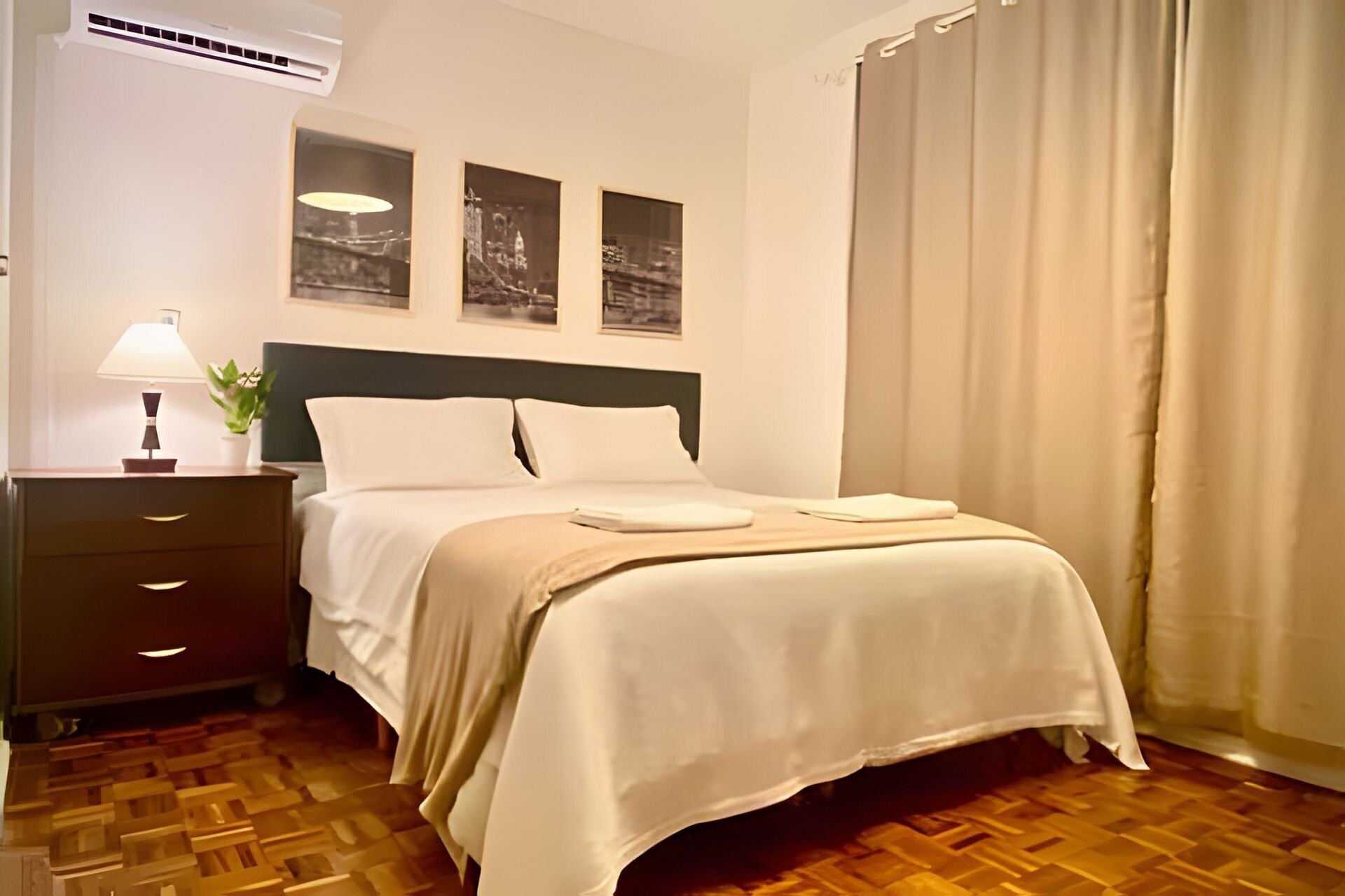Apartamento | Espacio para trabajar con un portátil y cortinas opacas
