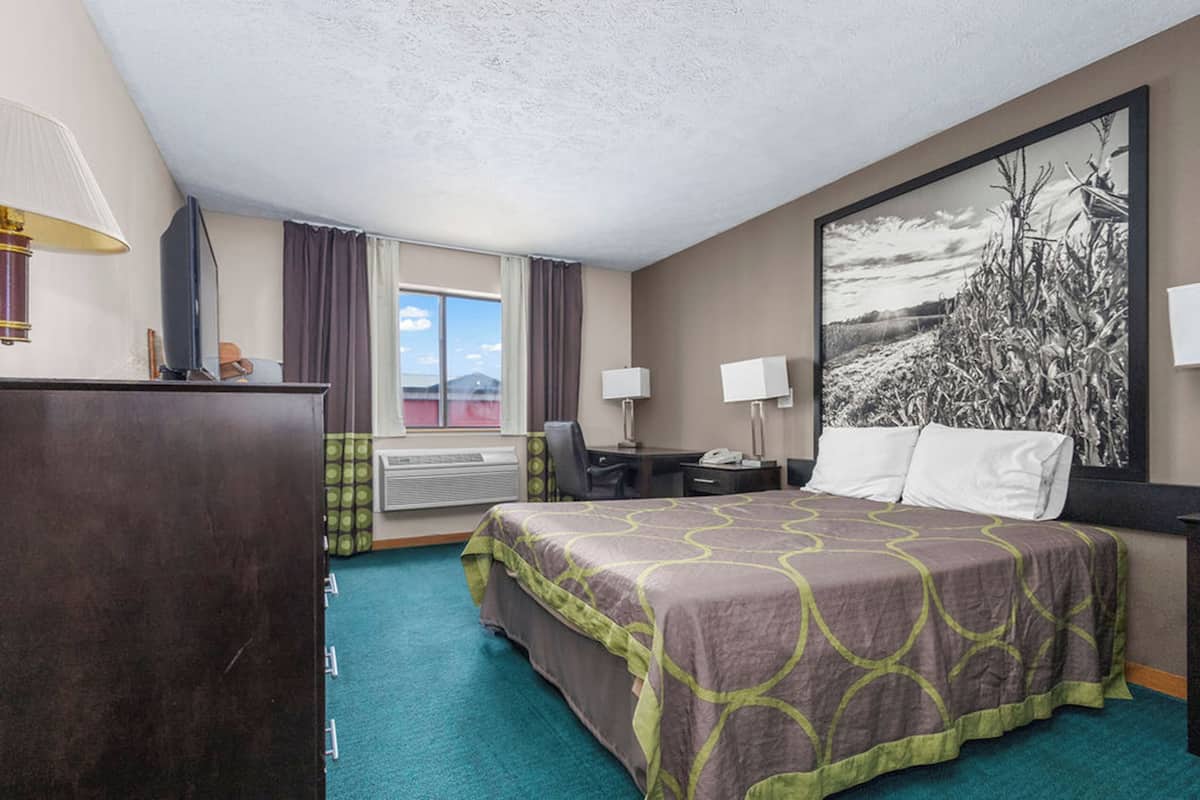 Desk, laptop workspace, iron/ironing board, free WiFi