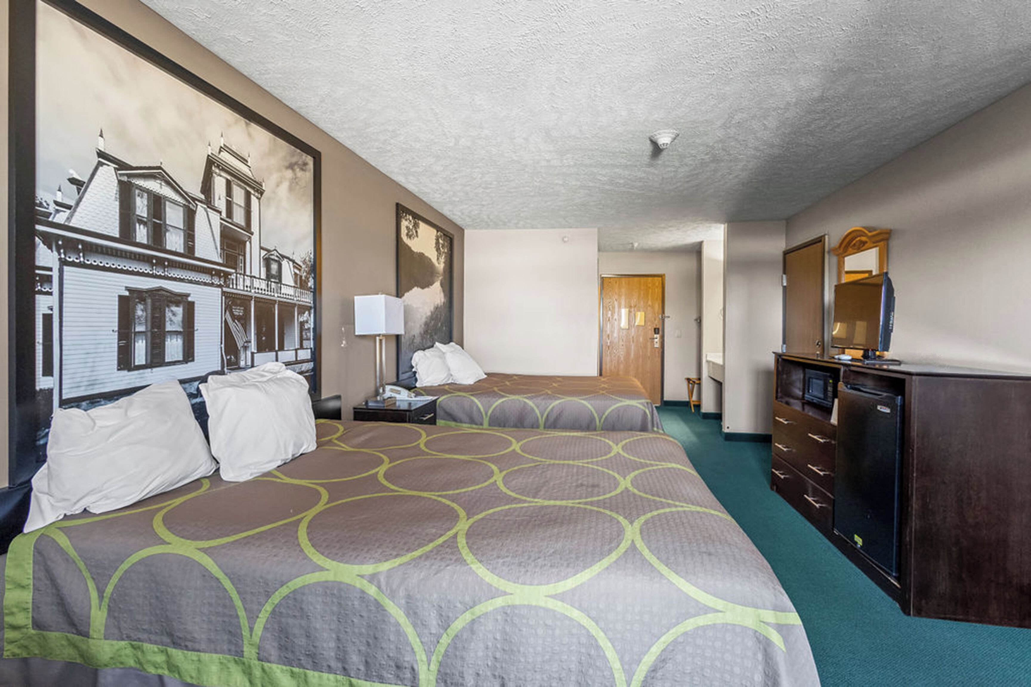 Escritorio y espacio para trabajar con laptop 