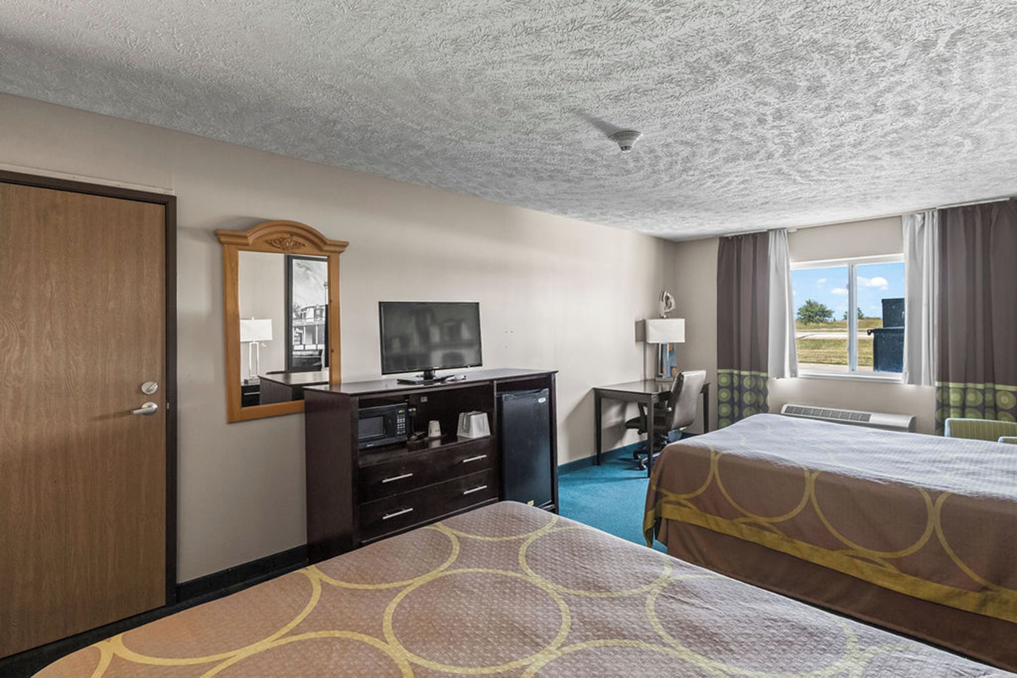 Standaard kamer | Een bureau, een laptopwerkplek, een strijkplank/strijkijzer, gratis wifi