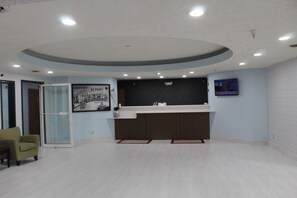 Lobby sitting area - Burgundy Inn and Suites (El Paso)