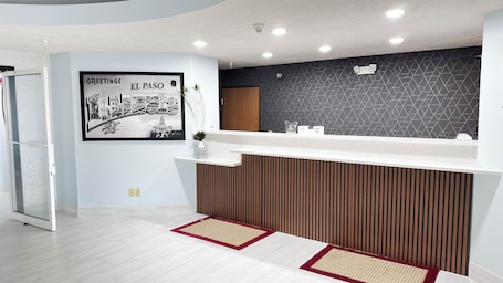 Hall. Burgundy Inn and Suites
