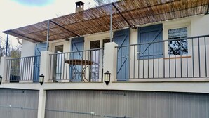 A two-story building with a balcony, metal railings, and a covered patio area. - Detached house 90m south facing for 6 people with air conditioning (Bauduen)