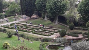 A park with manicured gardens, tall cypress trees, and a pond. - Detached house 90m south facing for 6 people with air conditioning (Bauduen)