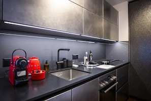 Een koelkast, een oven, een vaatwasser, een koffiezetapparaat/waterkoker