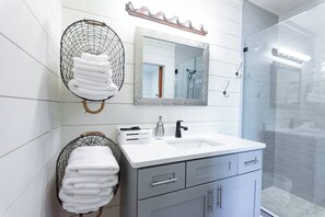 Toallas, jabón, papel de baño 